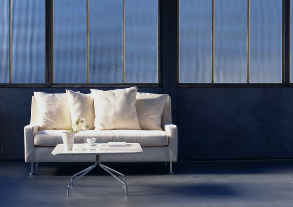 黑色背景下的木質家具與裝飾窗景